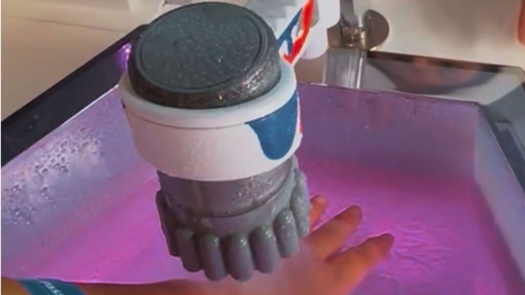 ミラブルゼロのウルトラファインバブル水流を手首に当てて体験している様子